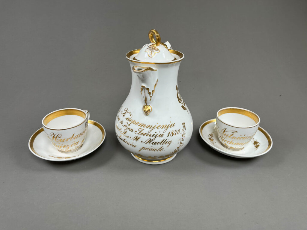 Kaffeeservice mit Kanne und zwei Tassen mit sorbischem Schriftzug